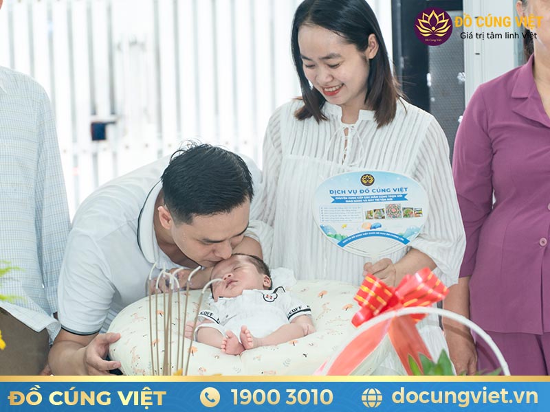 Phong tục đón trẻ sơ sinh từ viện về nhà
